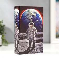 Сейф-книга "Космонавт на луне"