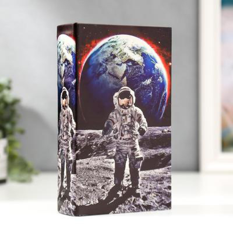 Сейф-книга "Космонавт на луне"